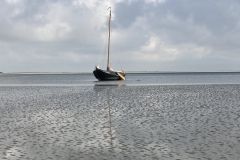 platbodem MARIA ELISABETH LE 53 droogliggend op het wad