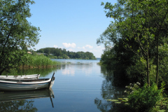 stilliggende sloepen in natuurpark