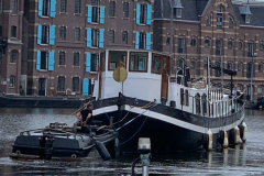 woonschip DE HOOP gesleept