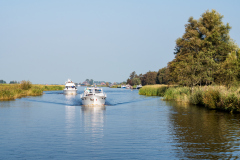 Motorboten die varen in Alde Feanen