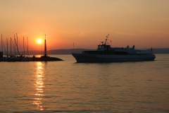 mvs bij zonsondergang