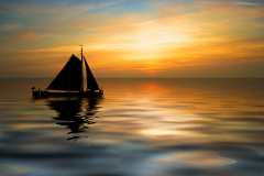 zeilboot bij zonsondergang