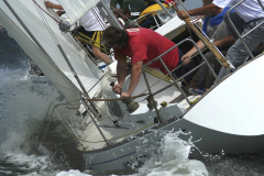 mensen op een zeilboot in golven