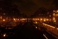 woonboten bij nacht in de gracht