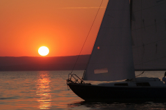 zeilboot bij zonsondergang