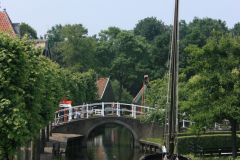 zeilboot in garcht nabij brug