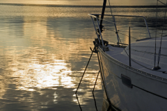 voorsteven motorboot bij zonsondergang