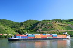 containerschip op rivier