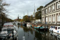 gracht met woonschepen, jachten