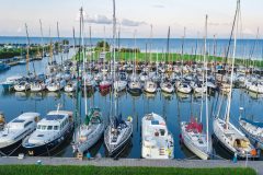 Zeilboten van bovenaf in haven