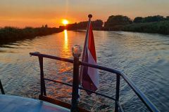 motorboot SPETTER vlag en zonsondergang