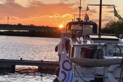 motorjacht THE BEACH met zonsondergang en EOC vlag