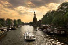 rondvaartboot bij munttoren Amsterdam