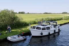 kruiser SAM-SAM aan de steiger met bijboot