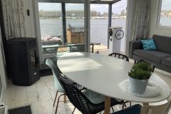 luxe waterwoning N.N. eettafel