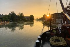 tjalk TEUNTJE GEERTRUIDA bij zonsondergang