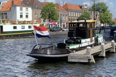 sleepboot JAN kade met vlag