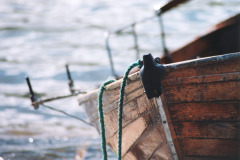 voorkant sloep op het water