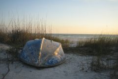 sloep op zn kop op het strand