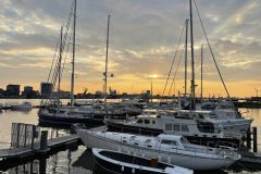 zeiljacht WINDSONG in de haven avond