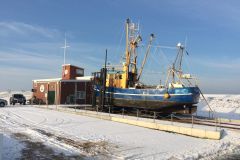 Schip-op-de-werf-in-sneeuw-via-Marnix-scaled