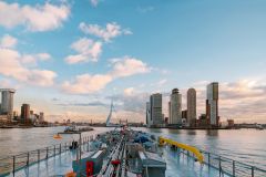 motorvrachtschip op Nieuwe Maas