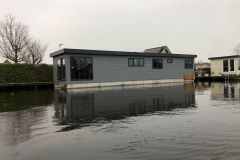 Slepen woonark Martijn Koops van woonark Kairos