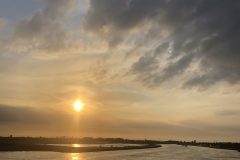 Zonsondergang vanaf brug over de Noord