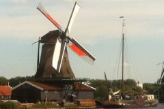 Groninger tjalk HUBERTUS bij molen