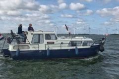 motorboot SPETTER varen bij windmolens