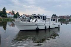 motorjacht ARGO NAVIS de haven uitvaren