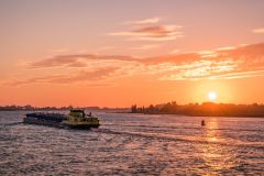 motorvrachtschip bij zonsondergang