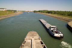 motorvrachtschip vaart sluis uit