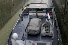 binnenvaartschip in sluis